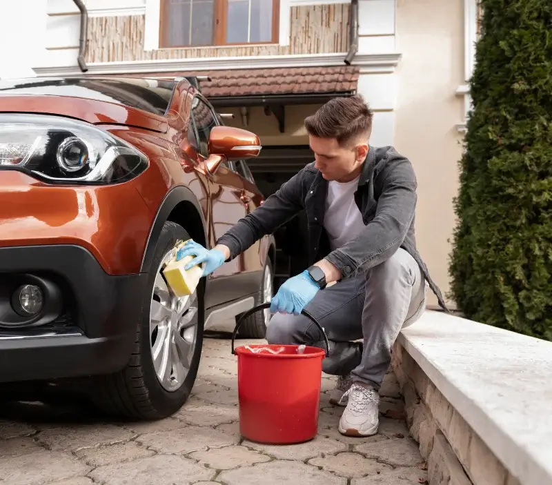 Lavage auto à domicile Lapeyrouse-Mornay : professionnel intervenant sur un véhicule